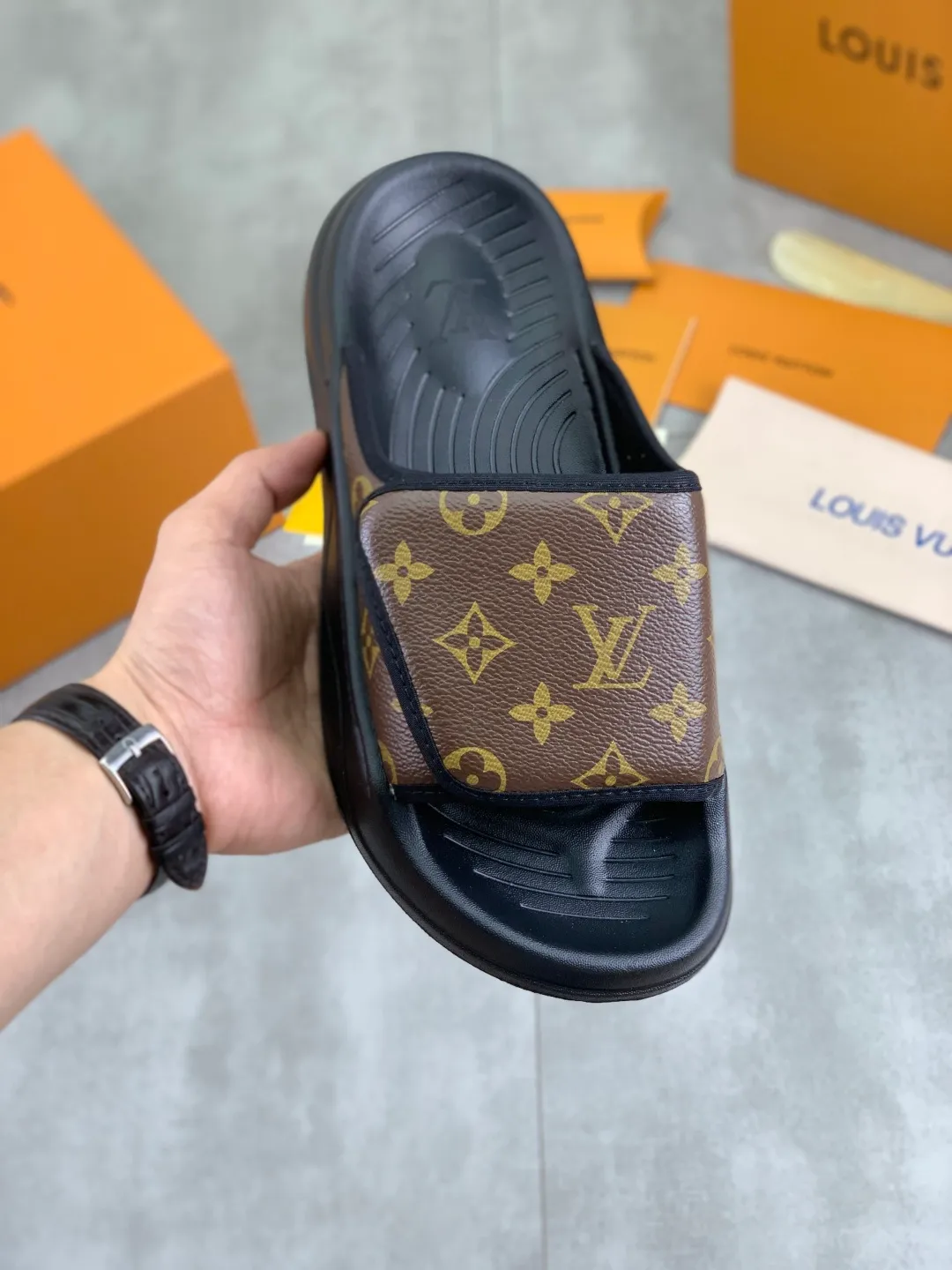 Men's shoes 💰P320💰【New style】🆘 Original quality 【LOUIS VUITTON】The popular Louis Vuitton LV men's slippers on the official website are on sale simultaneously! Original fabric imported from Italy. Original bottom provided by the original factory. Number of yards: 38-44 (customized to 45). Multiple colors to choose from. Fully packaged drawer box.